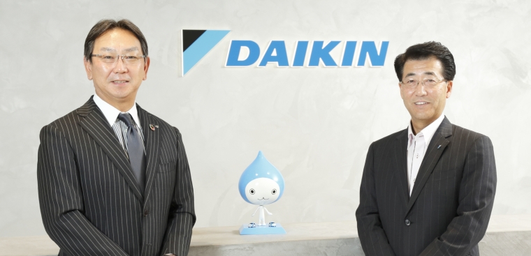 On the right side : Katsuyuki Sawai, Senior Executive Officer of Daikin Industries, Ltd. On the left side : Hiroyasu Koike, the CEO of Nomura Asset Management Co., Ltd.