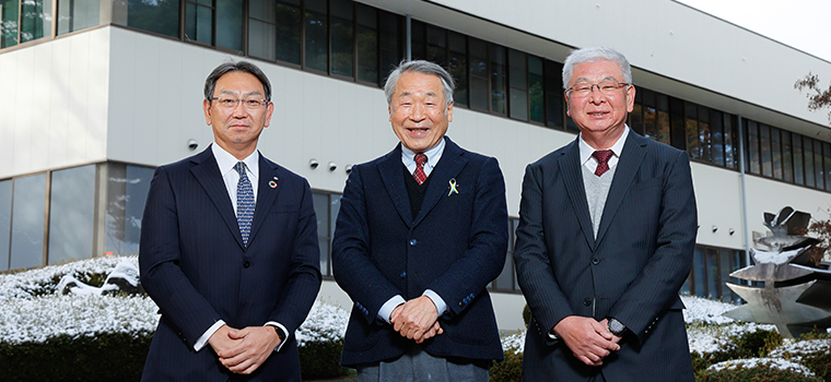 Center: Koichi Mukaiyama, Director and Chairman of KOA Corporation Right: Tadao Hanagata, Representative Director and President of KOA Corporation Left: Hiroyasu Koike, President and CEO of Nomura Asset Management Co., Ltd.