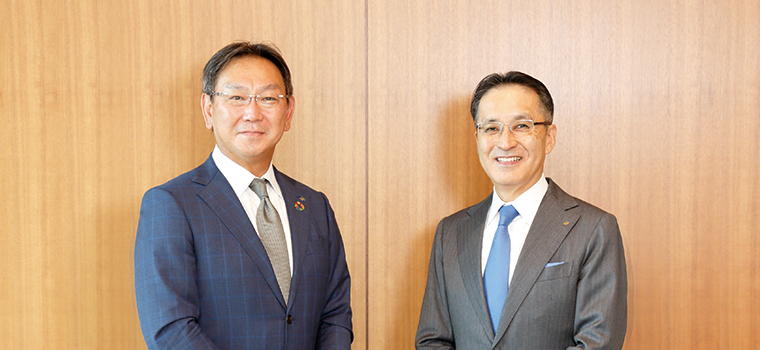 Right: Masumi Kakinoki, President and CEO of Marubeni Corporation Left: Hiroyasu Koike, President and CEO of Nomura Asset Management Co., Ltd.