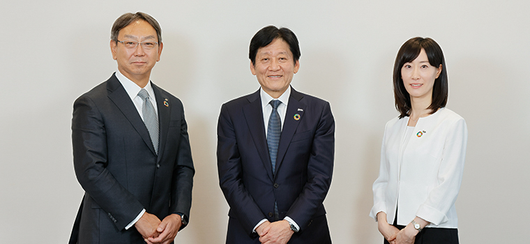 Middle: Takeshi Ito, President & CEO of Santen Pharmaceutical Co., Ltd. Left: Hiroyasu Koike, President and CEO of Nomura Asset Management Co., Ltd. Right: Aya Torii, Senior Equity Analyst of Nomura Asset Management Co., Ltd.