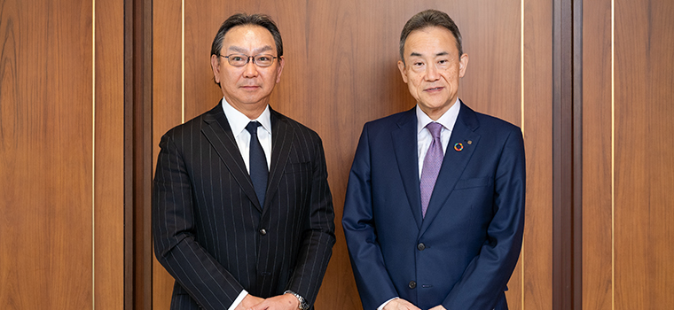 Right: Mr. Hidefumi Kobayashi, President, The 77 Bank, Ltd. Left: Hiroyasu Koike, President and CEO, Nomura Asset Management Co., Ltd.