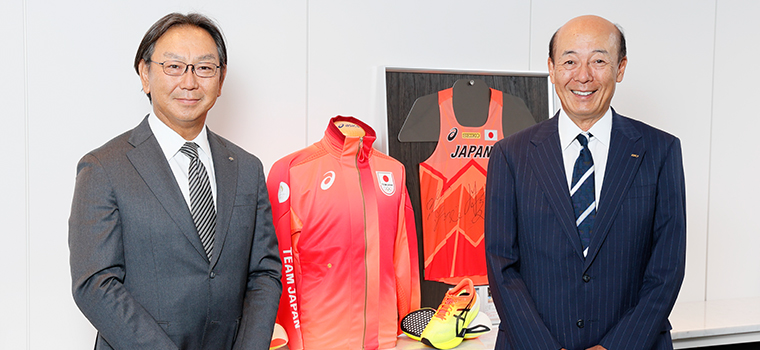 Right: Yasuhito Hirota, Chairman and CEO of ASICS Corporation Left: Hiroyasu Koike, CEO and President of Nomura Asset Management Co., Ltd.