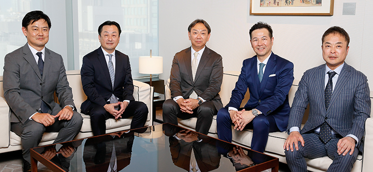 From the left:・Genya Takeda, Representative Director, President and COO, Sanoh Industrial Co., Ltd.・Atsushi Yamaguchi, President and Representative Director, Executive Officer, Mitsubishi Steel Mfg. Co., Ltd.・Hiroyasu Koike, CEO and President, Nomura Asset Management Co., Ltd.・Masaki Kozue, President and Representative Director, Arr Planner Co., Ltd.・Mitsuo Sugimoto, President and CEO, WILLs Inc.
