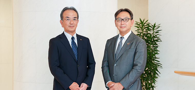 Left: Hideo Tanimoto, President and Representative Director of Kyocera Corporation. Right: Hiroyasu Koike, President and CEO of Nomura Asset Management Co., Ltd.